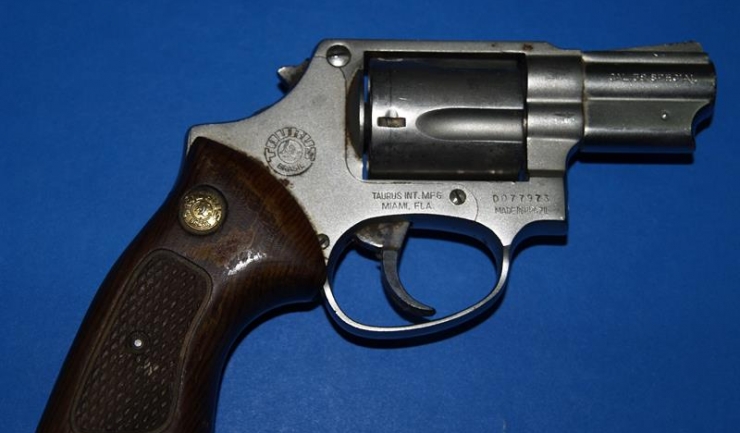 Pistolul confiscat de autorități