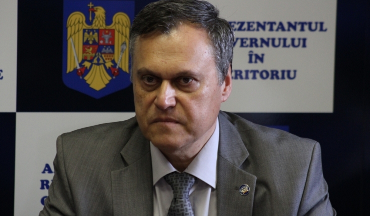 Prefectul Constanței, Adrian Nicolaescu, este acuzat că nu l-a demis pe primarul comunei Dobromir, Iusein Visel, care a fost condamnat la închisoare cu suspendare