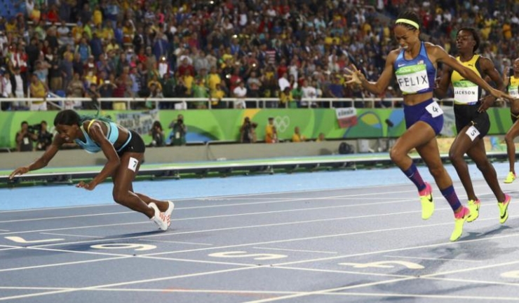 Shaunae Miller a ales o soluție inedită de a încheia cursa de 400 de metri (sursa foto: www.eurosport.com)