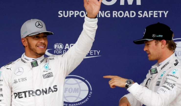 Lewis Hamilton (stânga) și Nico Rosberg se duelează și anul acesta pentru titlul mondial al piloților