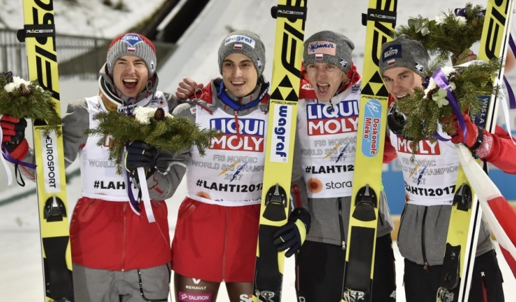Săritorii Kamil Stoch, Maciej Kot, Dawid Kubacki și Piotr Zyla (de la stânga la dreapta) au adus Poloniei primul aur mondial pe echipe
