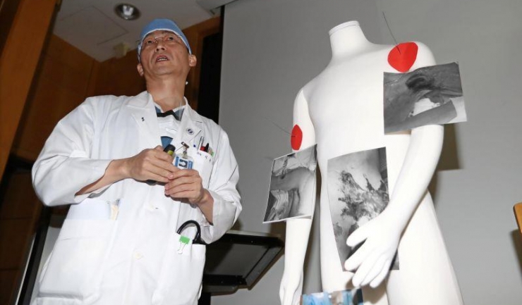 Chirurgul Lee Cook-Jong a prezentat zeci de paraziţi intestinali înlăturați din tractul digestiv al militarului nord-coreean