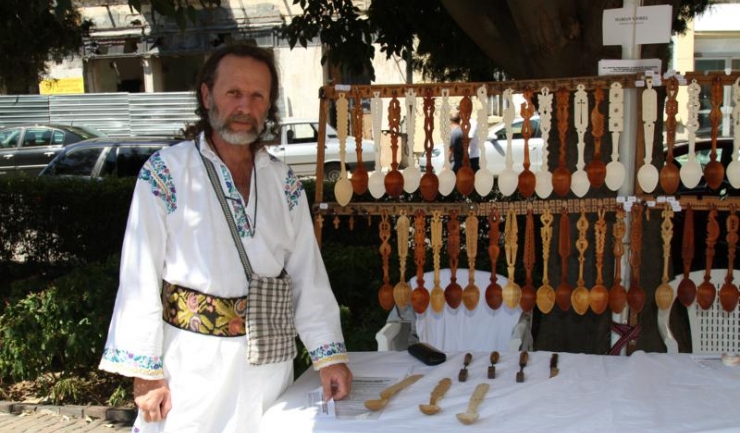 Meșterul Viorel Marian din Fălticeni realizează o singură lingură în patru ore