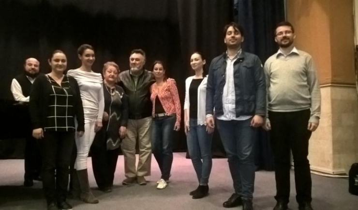 Maestrul George-Emil Crăsnaru (centru), „acasă”, la Constanţa, alături de studenţii şi profesorii Facultăţii de Arte din cadrul Universităţii „Ovidius”