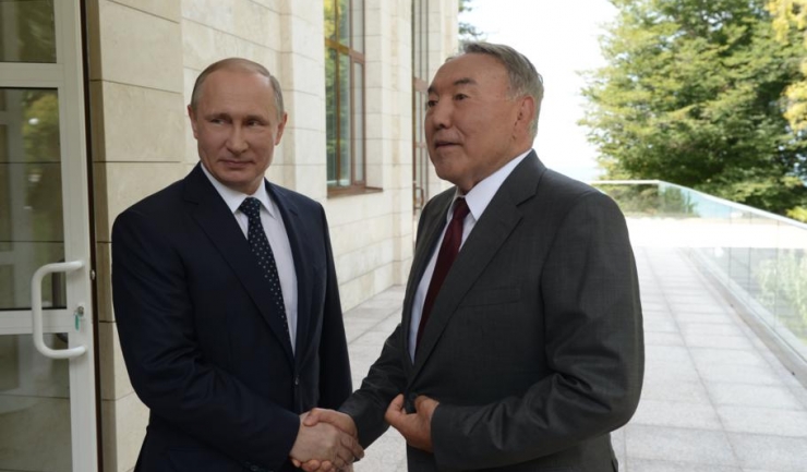 Președintele Rusiei - Vladimir Putin (stânga) și președintele Kazahstanului - Nursultan Nazarbaev (dreapta)