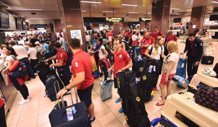 Primul grup din delegația olimpică a României care a plecat spre Brazilia a numărat 13 sportivi (sursă foto: Facebook COSR)