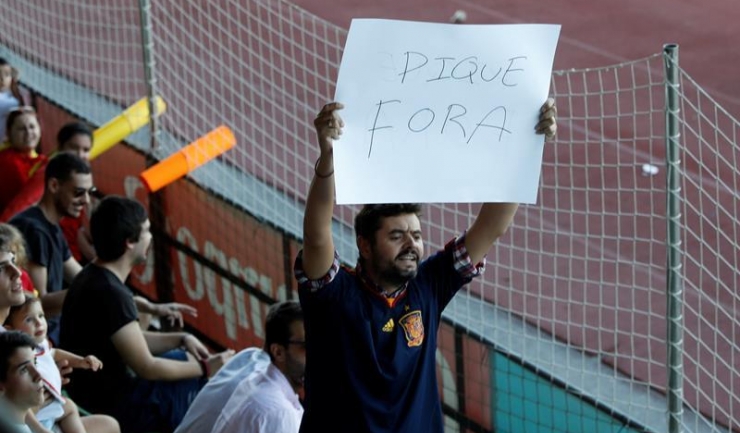 „Afară cu Pique” scrie pe hârtia ținută în mâini de acest suporter al naționalei Spaniei
