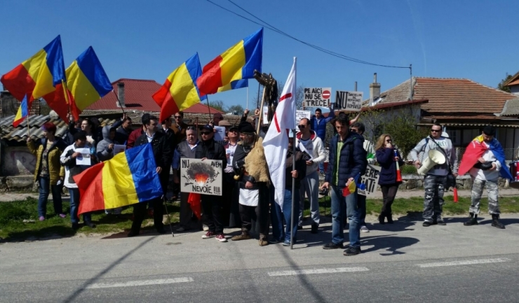 Aproximativ 30 de persoane s-au strâns în centrul localității Vama Veche pentru a protesta împotriva înființării unui centru de refugiați (foto: Neptun TV)