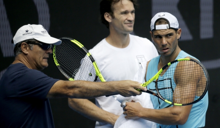 Toni Nadal (stânga) îl lasă pe nepotul său, Rafael Nadal, pe mâinile lui Carlos Moya