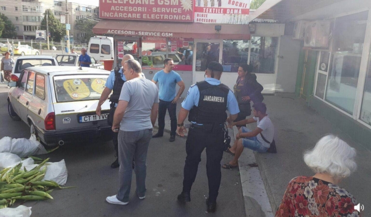 Polițiștii din cadrul IPJ Constanţa, Poliției Locale şi jandarmii au confiscat peste o tonă de fructe și legume comercializate ilegal în Piața Tomis III
