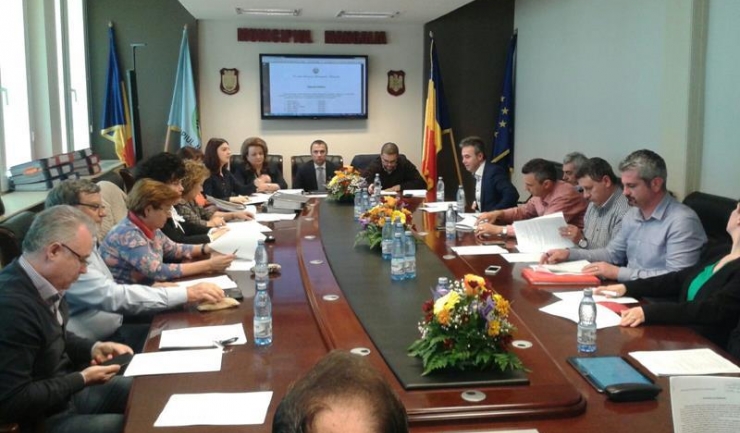 Primarul Cristian Radu și consilierii PSD au avut, luni seara, o nouă rundă de dispute, privind propunerea edilului de a suplimenta bugetul cu 40 de milioane de lei