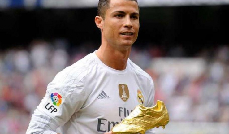 Cristiano Ronaldo a prezentat suporterilor „Balonul de Aur” cucerit la sfârşitul anului trecut (sursa foto: www.goal.com)