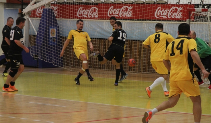 Adrian Smarandache (CS Eforie, în galben) a înscris nouă goluri în poarta echipei Farul Tuzla