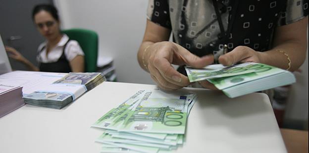 Împrumuturile acordate companiilor sunt, de ani buni, în cădere liberă. Băncile se concentrează pe captivi - simplii particulari și statul român...