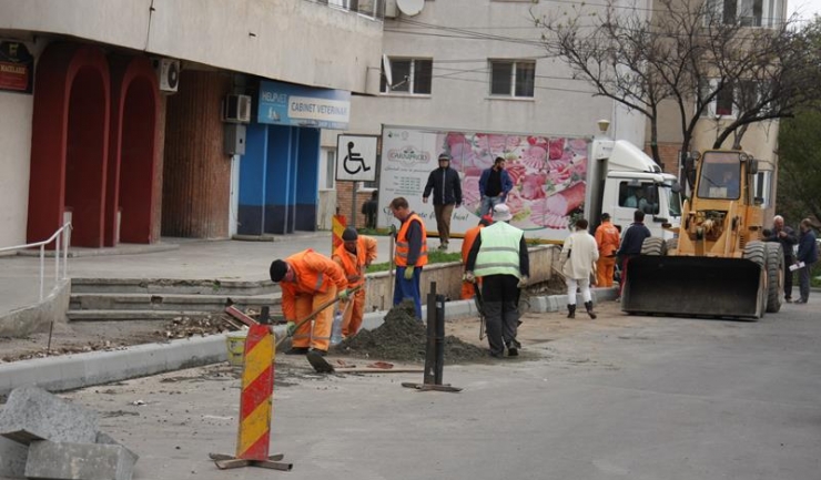 Pentru îmbunătățirea accesului în zona Pieței Tomis III, muncitorii au început lucrările de reamenajare a aleilor