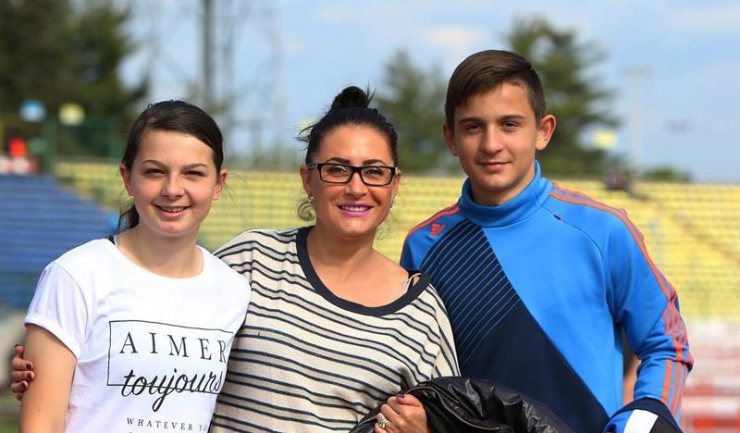Antrenoarea Eveline Lisenco, alături de Bianca și Stere Șiangă, pe stadionul din Pitești (sursa foto: Facebook)