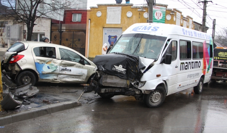 Accidentele din ultima vreme în care au fost implicate microbuze maxi-taxi și care s-au soldat cu victime din rândul călătorilor au scos în evidență neregulile firmelor de transport