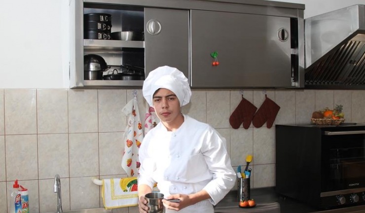 Cristian, un tânăr diagnosticat cu autism și deficiențe de auz, își dorește să devină bucătar.