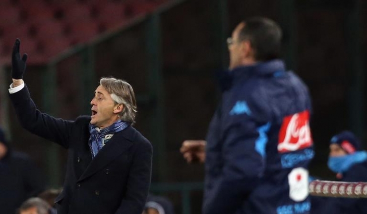 Roberto Mancini (stânga) a fost indignat de afirmațiile lui Maurizio Sarri
