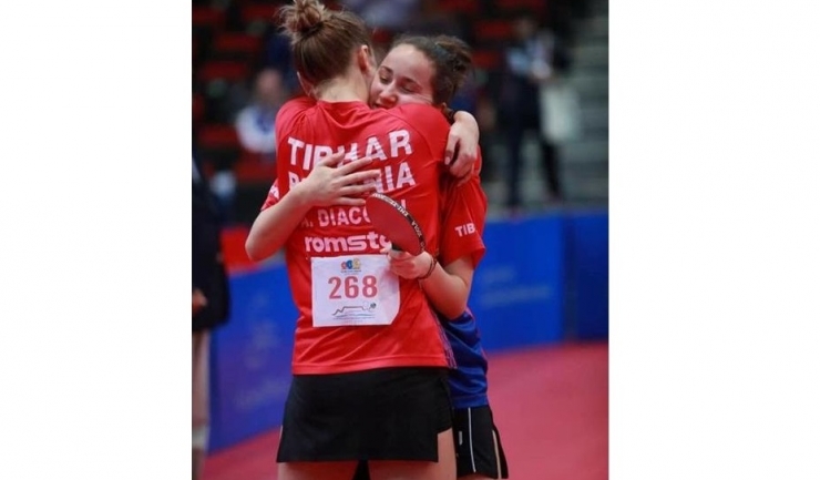 Adina Diaconu și Andreea Dragoman au devenit campioane mondiale în întrecerea junioarelor la tenis de masă (sursa foto: Facebook Federația Română de Tenis de Masă)