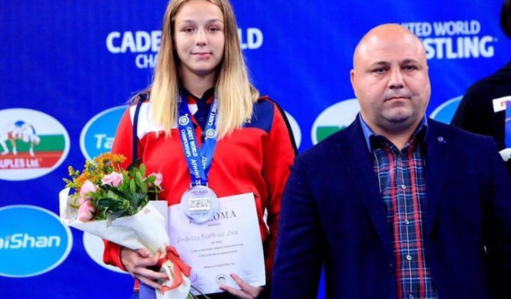 La Atena, săptămâna trecută, Răzvan Pîrcălabu a premiat-o pe Andreea Ana, de la CS Mangalia, care a devenit vicecampioană mondială de cadete
