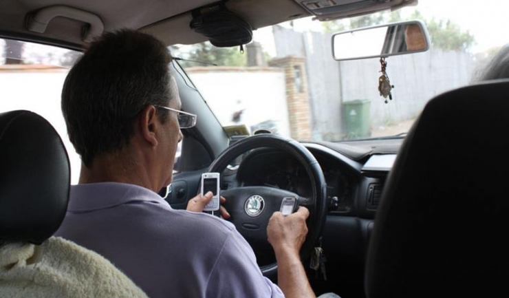 Șase din zece șoferi români vorbesc la telefonul mobil în timp ce se află la volan
