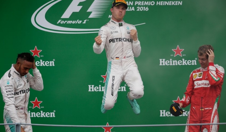 Nico Rosberg sărbătorește victoria de la Monza, în fața lui Lewis Hamilton și Sebastian Vettel