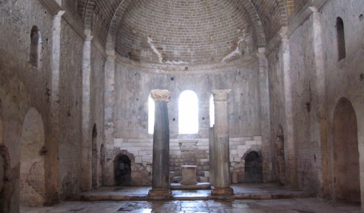 Rămășițele pământești ale Sfântului Nicolae au fost îngropate inițial în biserica din Demre
