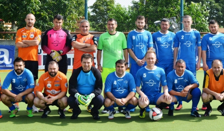 Formația FC Ziariștii (echipament portocaliu) nu a mai repetat evoluțiile bune de la Cupa Constructorului, fiind eliminată, în timp ce echipa RCS & RDS a depășit faza grupelor