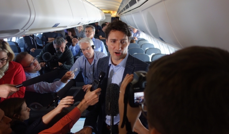 Justin Trudeau, la bordul avionului spre Europa