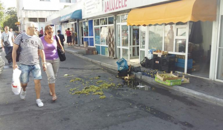 De nervi că autoritățile îi confiscă marfa, un comerciant și-a aruncat strugurii în stradă