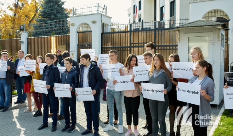 Elevii români din Transnistria luptă pentru dreptul de a învăța în limba maternă