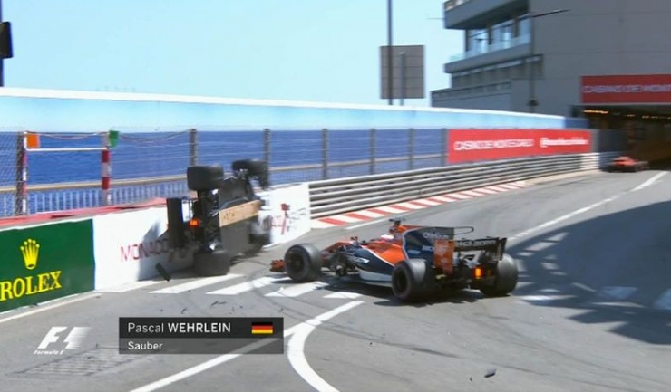 Acroșat de Jenson Button, Pascal Wehrlein s-a lipit de parapet și a devenit protagonistul unuia dintre cele mai ciudate accidente din motorsport