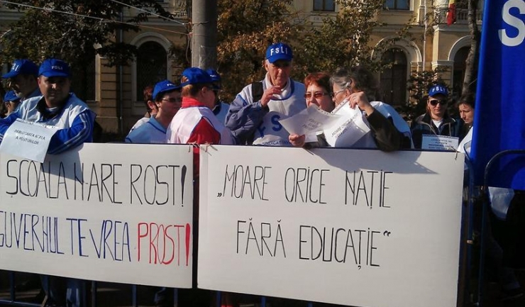 Sindicaliștii din Educație l-au luat pe sus pe premierul Dacian Cioloș, aflat într-o vizită de lucru în Iași