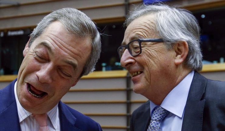 Din ciclul ”Câinii latră, ursul trece”: Nigel Farage amuzat de Jean-Claude Juncker, în plin scandal Brexit