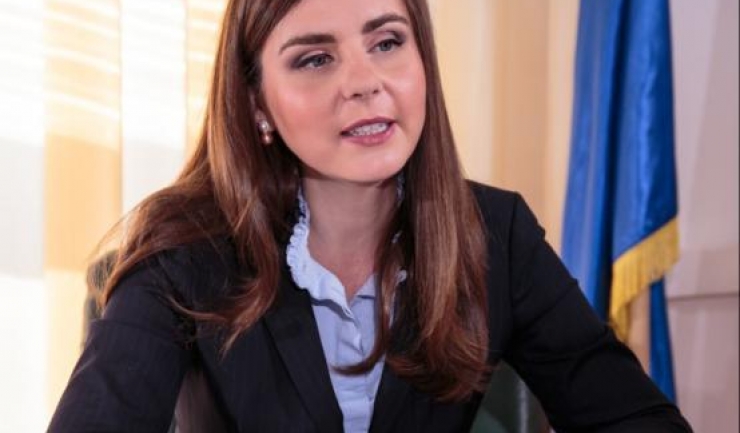 Ioana Petrescu, fost ministru de Finanţe: „Angajatul va fi lovit pentru că plătește mai mult CAS. Angajatorul va fi afectat pentru că va trebui să mărească salariile brute. Mi se pare o măsură comunistă”.