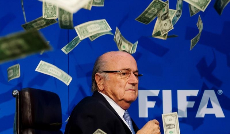 La o conferință de presă din iulie anul trecut, un protestatar a aruncat cu dolari falși în direcția lui Blatter, care nu a gustat deloc această scenă