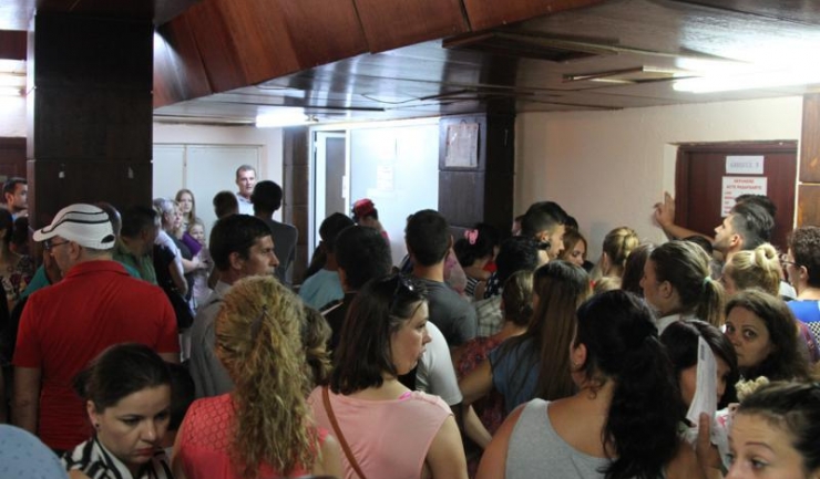 La ghișeele Serviciului de Pașapoarte din Constanța s-au perindat marți, 9 august, aproximativ 1.200 de persoane