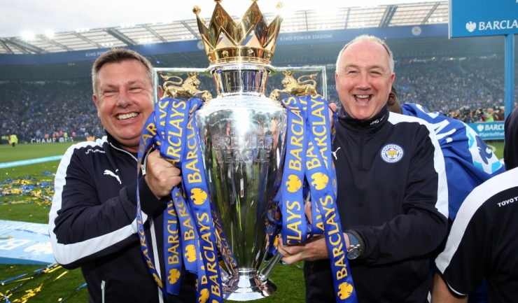 Craig Shakespeare (stânga, alături de celălalt antrenor secund, Steve Walsh) sărbătorește titlul național cucerit anul trecut cu Leicester City