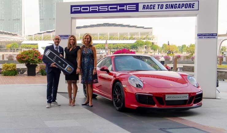 Acest model 911 GTS Cabriolet este al treilea Porsche primit de Simona Halep de la constructorul german!