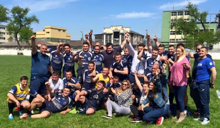Rugbyștii de la CS Năvodari a sărbătorit victoria de la Galați alături de suporterii fideli care i-au încurajat din tribune (sursa foto: Facebook)