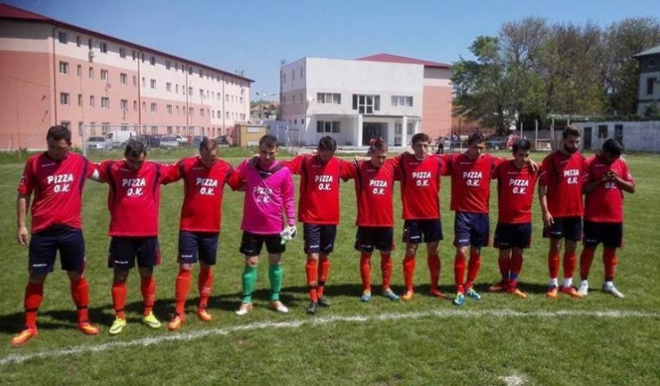 Jucătorii echipelor din județul Constanța au ținut un moment de reculegere în memoria fotbalistului camerunez Patrick Ekeng (sursa foto: Facebook)