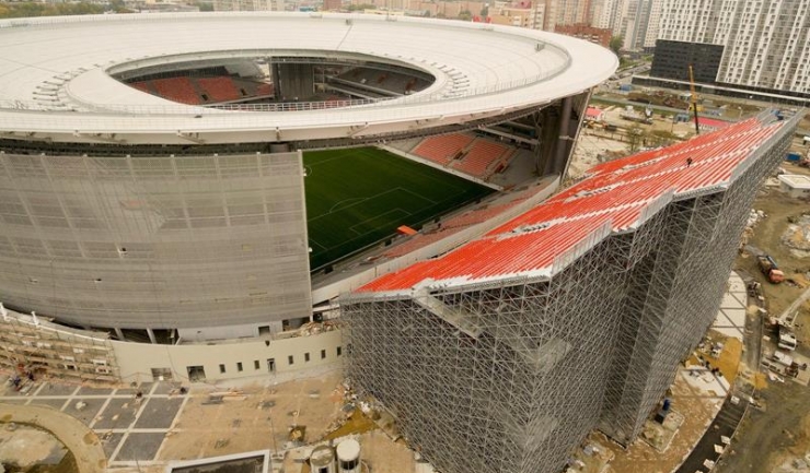 N-ar fi exclus ca spectatorii situați pe ultimele rânduri să aibă vederea obturată de acoperișul stadionului!