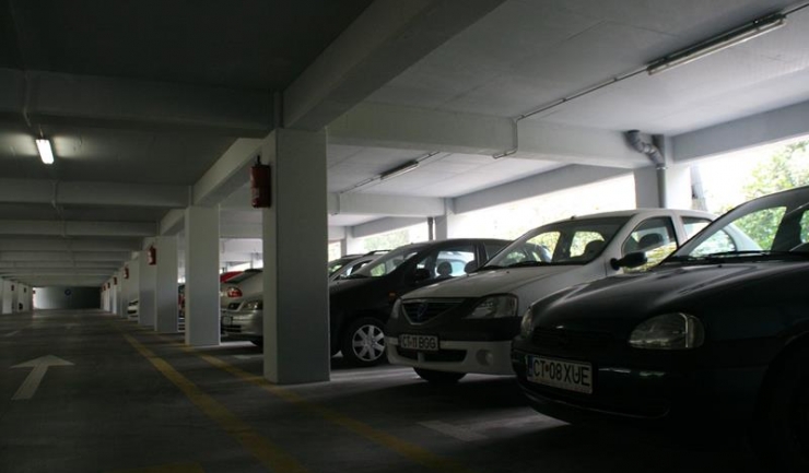 Șoferii care își vor lăsa mașinile în parcarea supraetajată din apropierea Spitalului Județean mai mult de patru ore vor plăti o taxă de 1,5 lei pe oră
