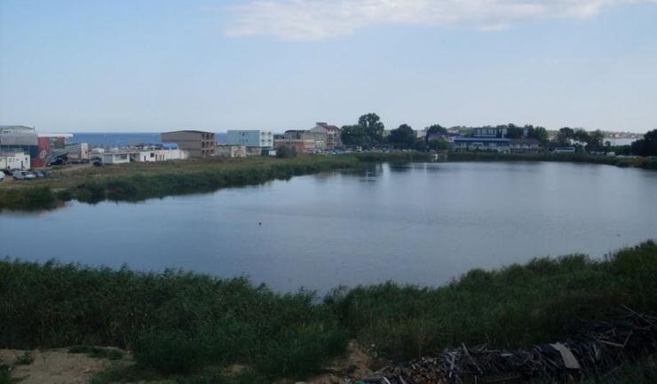 Lacul Belona din Eforie Nord va fi ecologizat și curățat, iar în jurul lui vor fi amenajate o promenadă cu piste pentru bicicliști, pontoane și un turn belvedere (sursa: panoramio.com)