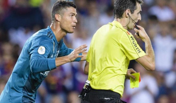 Enervat pentru că în loc de penalty a primit cartonaș galben, Ronaldo l-a împins pe arbitrul meciului de la Barcelona