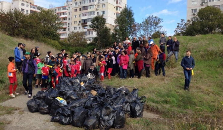Angajați ai Primăriei Constanța și sute de voluntari au adunat 400 de saci de gunoi din mai multe zone din municipiu