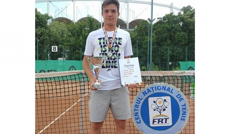 Constănțeanul Ștefan Paloși a cucerit medalia de argint la Campionatul Național rezervat juniorilor sub 16 ani (sursa foto: frt.ro)