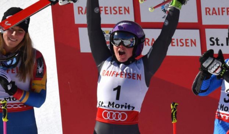 Tessa Worley (în centru) este aplaudată de celelalte medaliate din slalomul uriaș de la St. Moritz