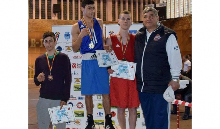 Enver Amiș pe prima treaptă a podiumului Cupei României de la Brăila, în dreapta sa fiind Ionuț Vulpe, medaliat cu bronz (sursa foto: Facebook)